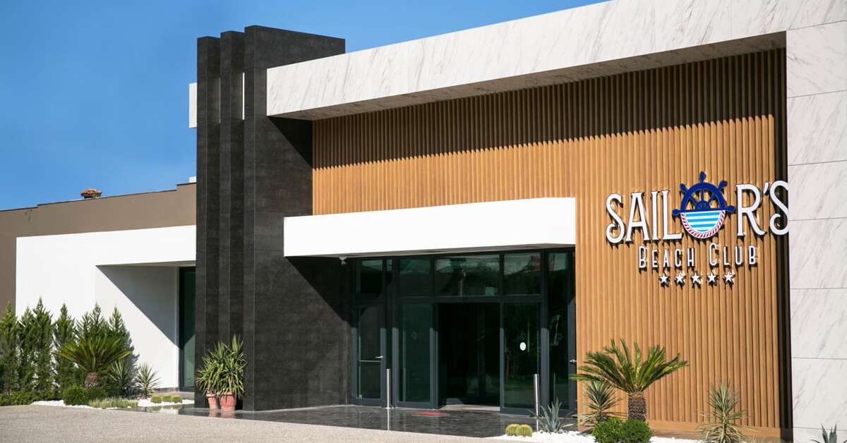Een foto van de buitenkant van Sailor's Beach Club