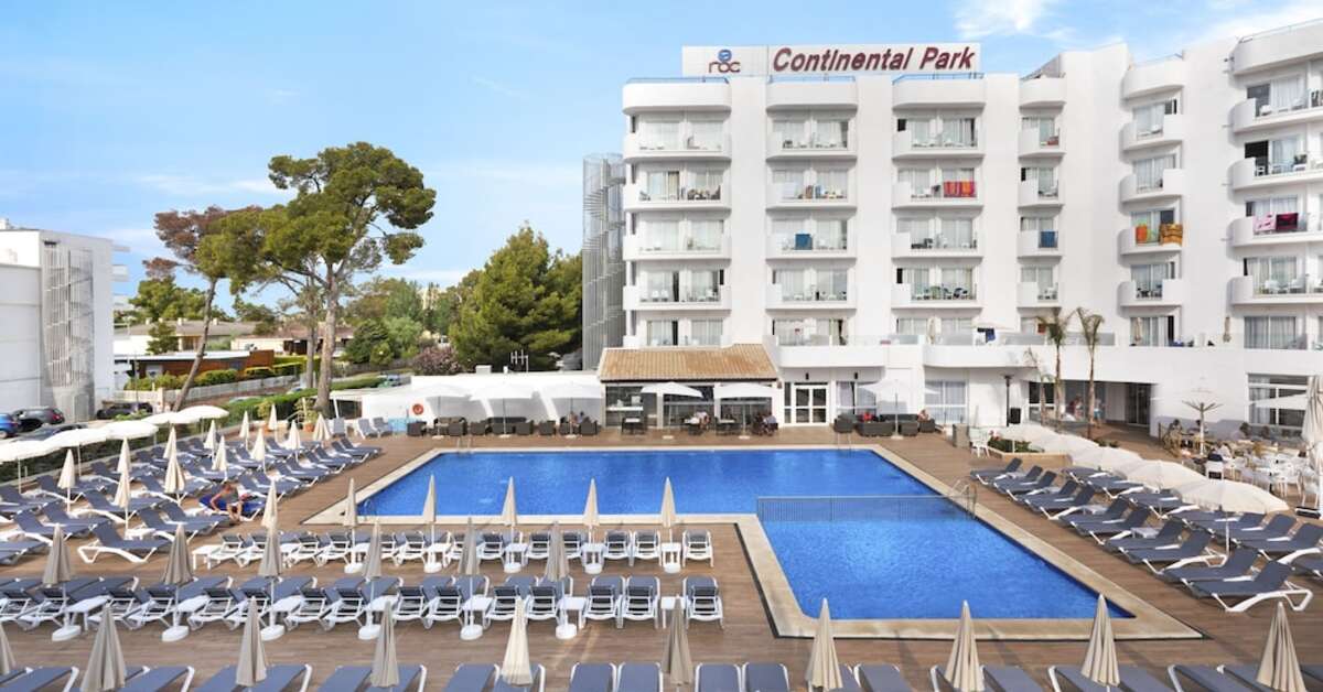 Een foto van het zwembad bij AluaSun Continental Park Hotel & Appartementen