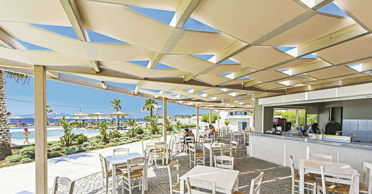 Een foto van het terras bij Hotel Akti Palace