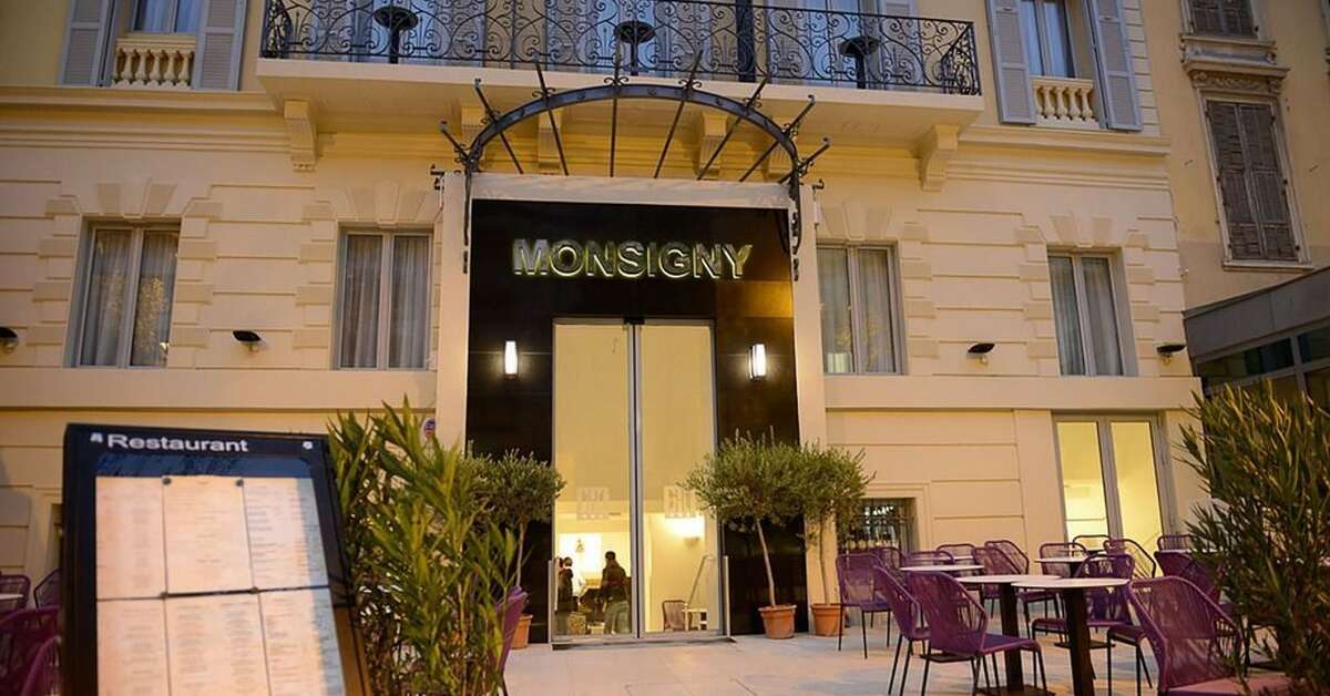 Een foto van de buitenkant van Hotel Monsigny