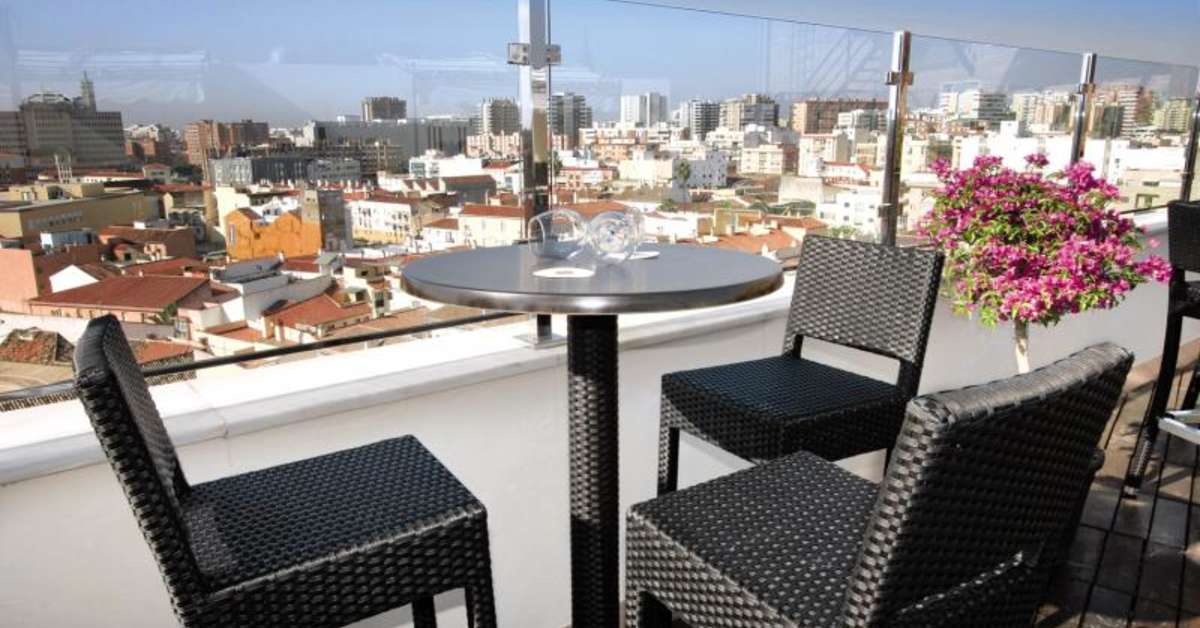 Een foto van het terras bij Salles Hotel Malaga Centro