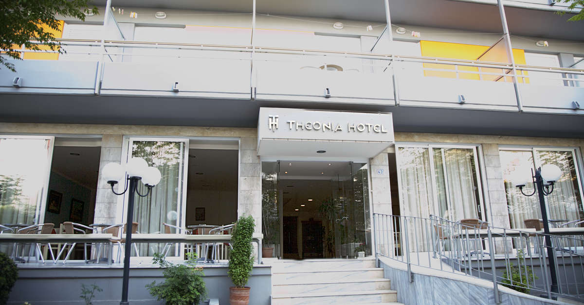 Een foto van de buitenkant van Theonia Hotel