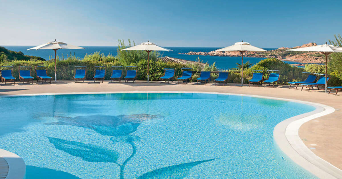 Een foto van het zwembad bij Marinedda Thalasso & Spa