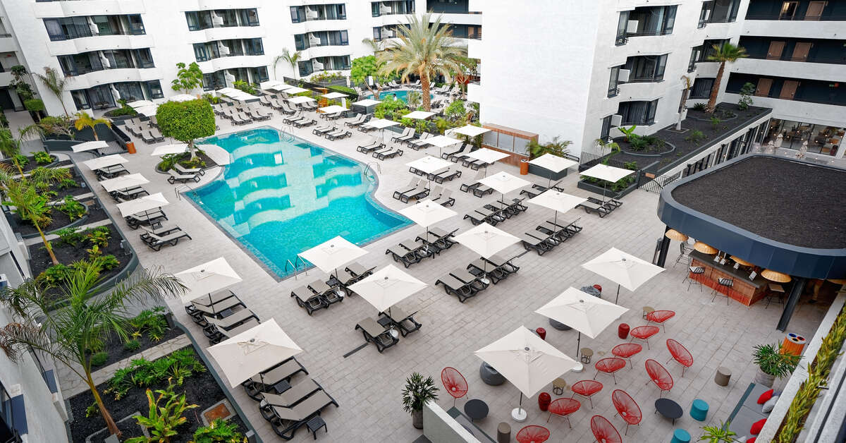 Een foto van het zwembad bij Hovima Suites Costa Adeje