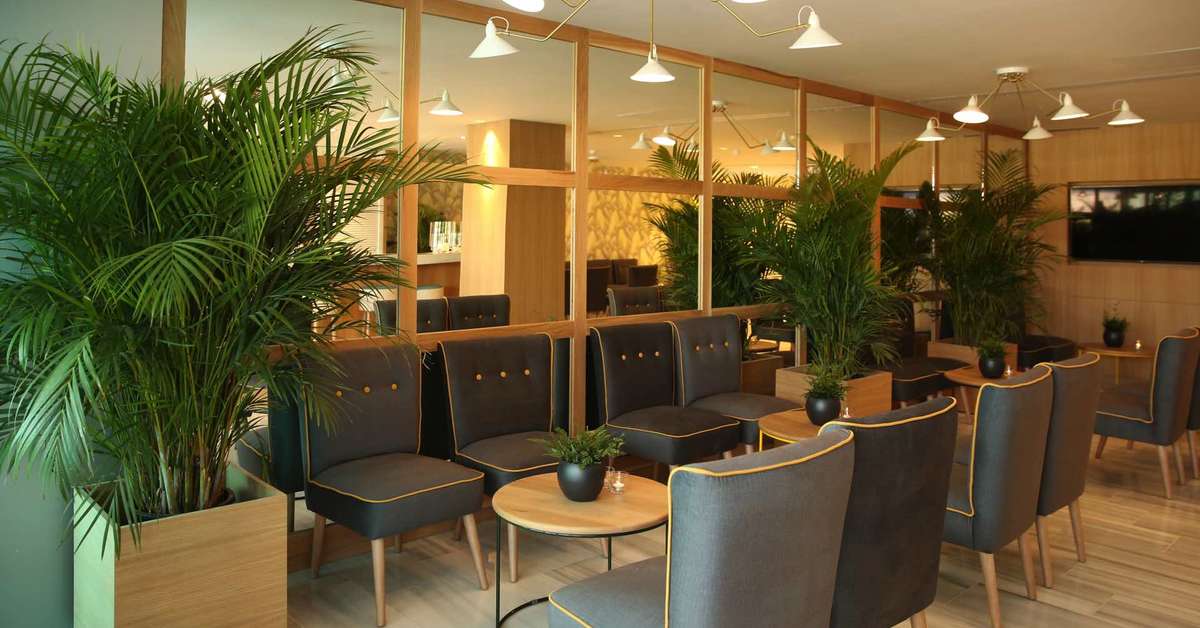 Een foto van het interieur van Santa Monica Suites Hotel