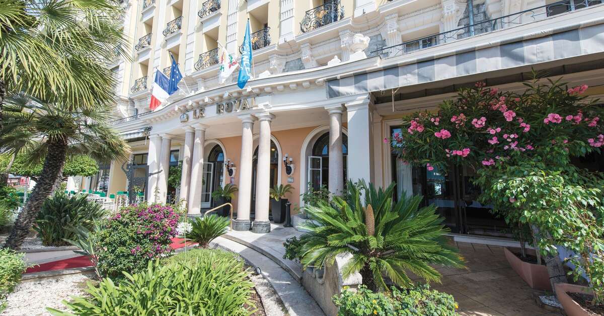 Een foto van de buitenkant van Hotel Le Royal Nice