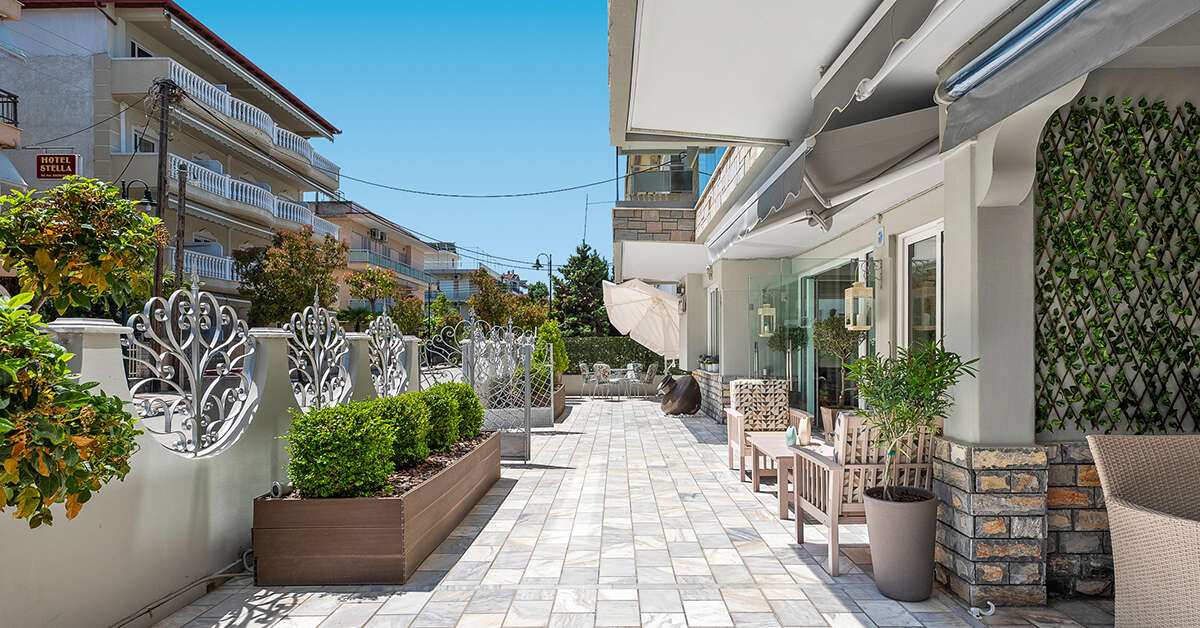 Een foto van het terras bij Ouzas Luxury Hotel