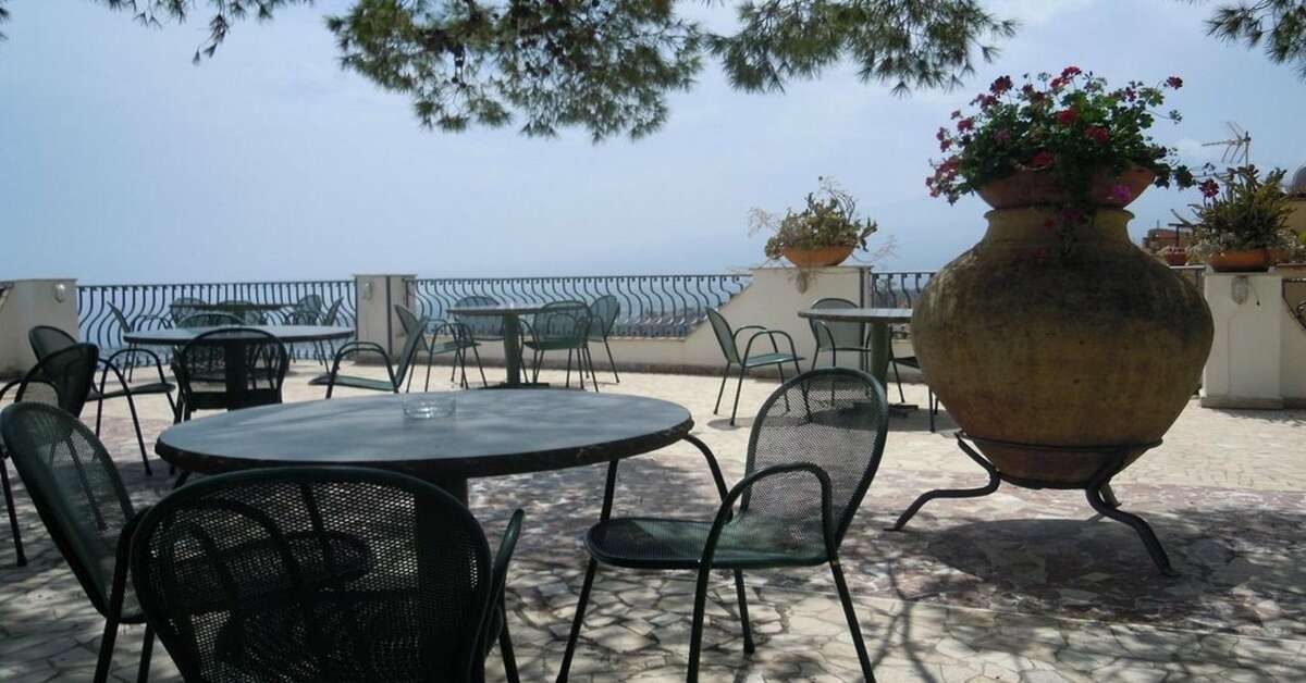Een foto van het terras bij Hotel Vello d'Oro