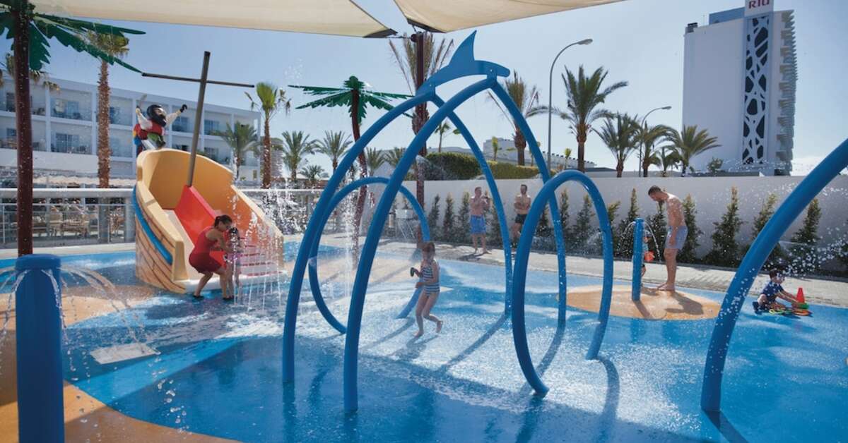 Een foto van het zwembad bij Riu Costa del Sol