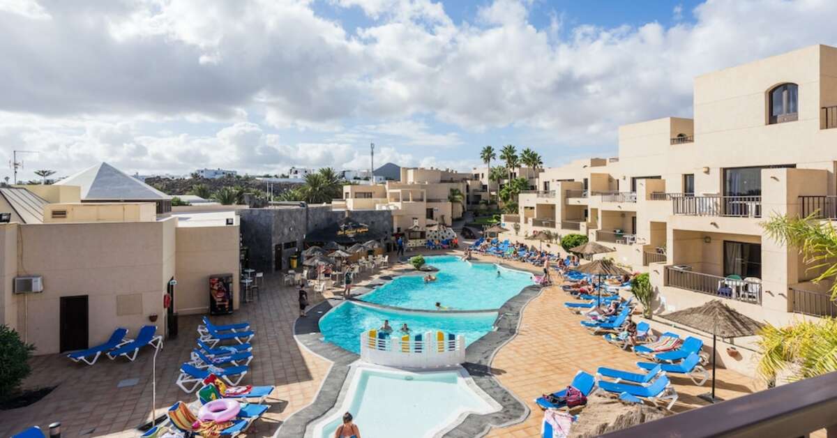 Een foto van het zwembad bij Blue Sea Costa Teguise Gardens