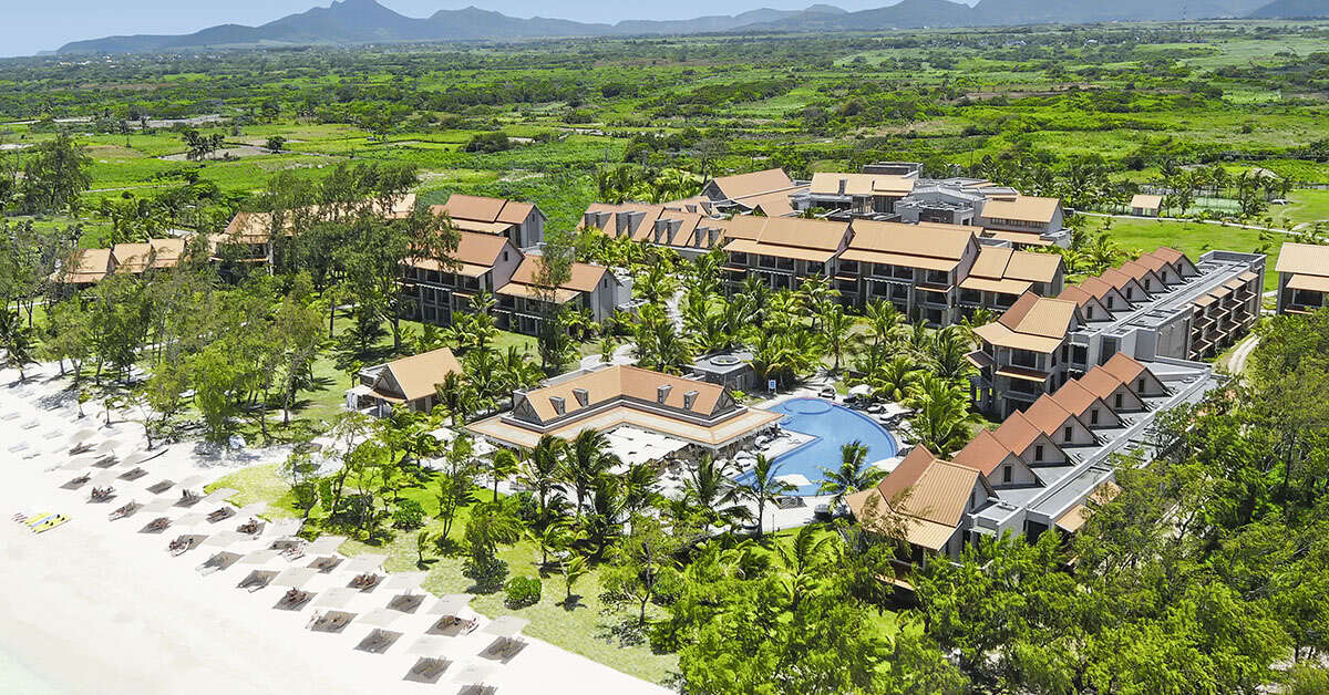 Een foto van het zwembad bij Crystals Beach Resort Belle Mare