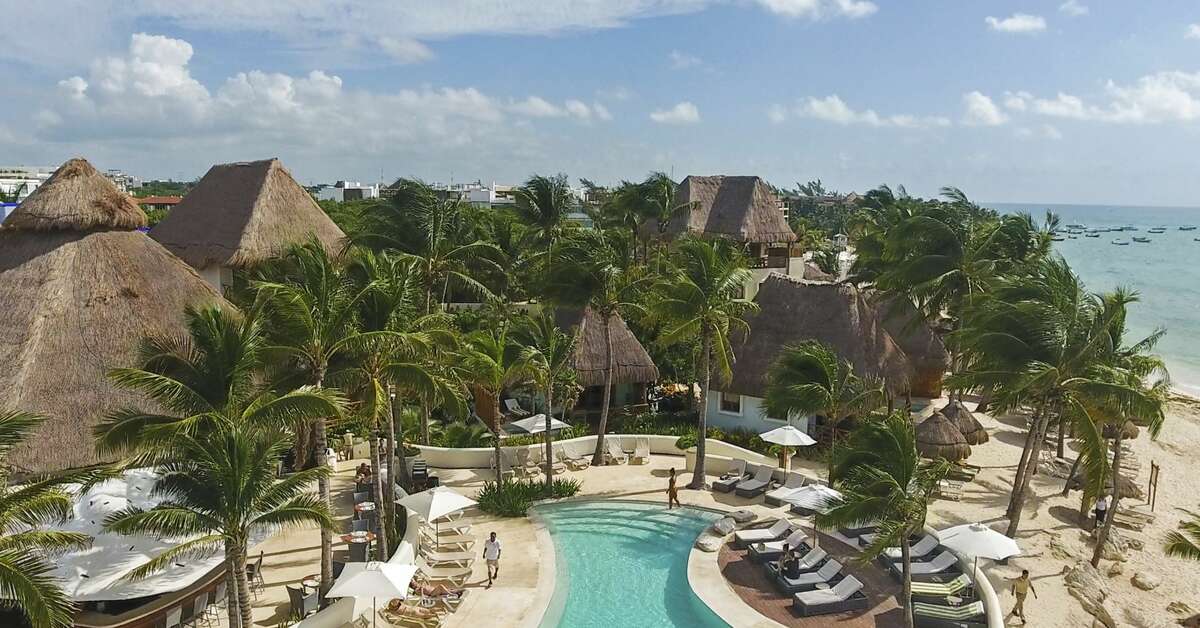 Een foto van het zwembad bij Mahekal Beach Resort