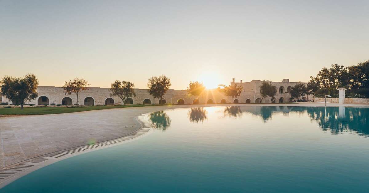 Een foto van het zwembad bij Masseria Grieco