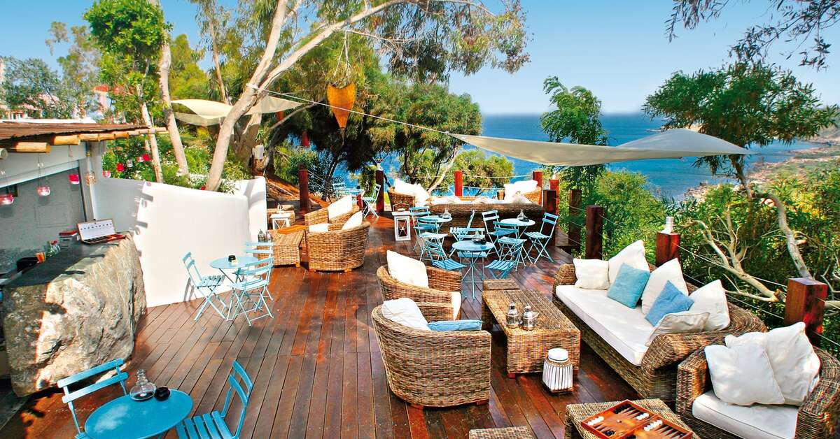 Een foto van het terras bij Grecian Park Hotel