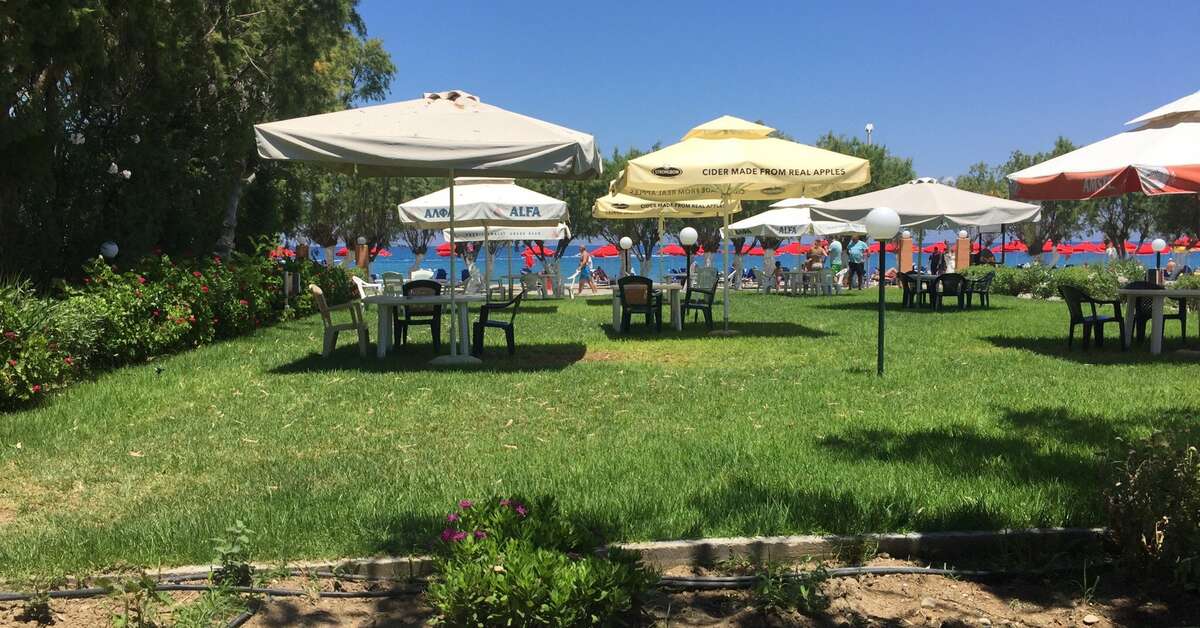 Een foto van het terras bij Bayside Hotel Katsaras