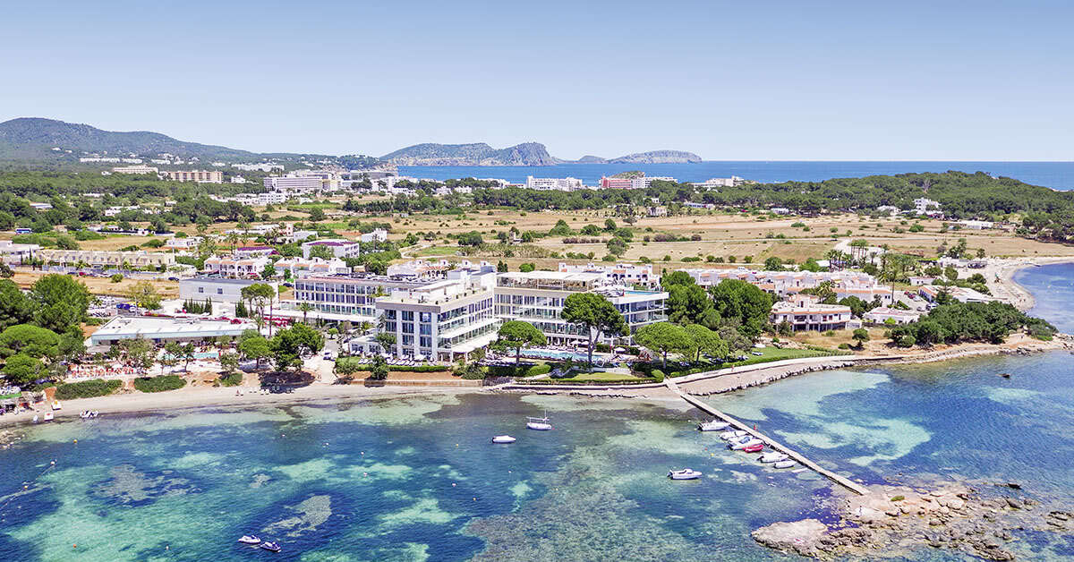 Een foto van de buitenkant van ME Ibiza