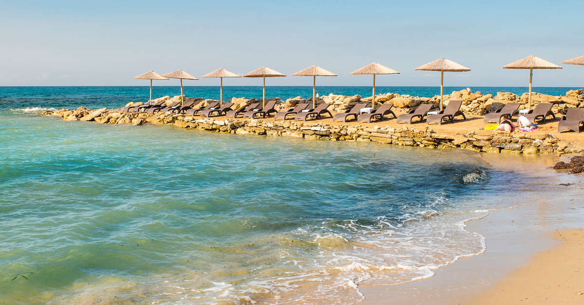 Een foto van het strand bij Alexandra Beach Resort