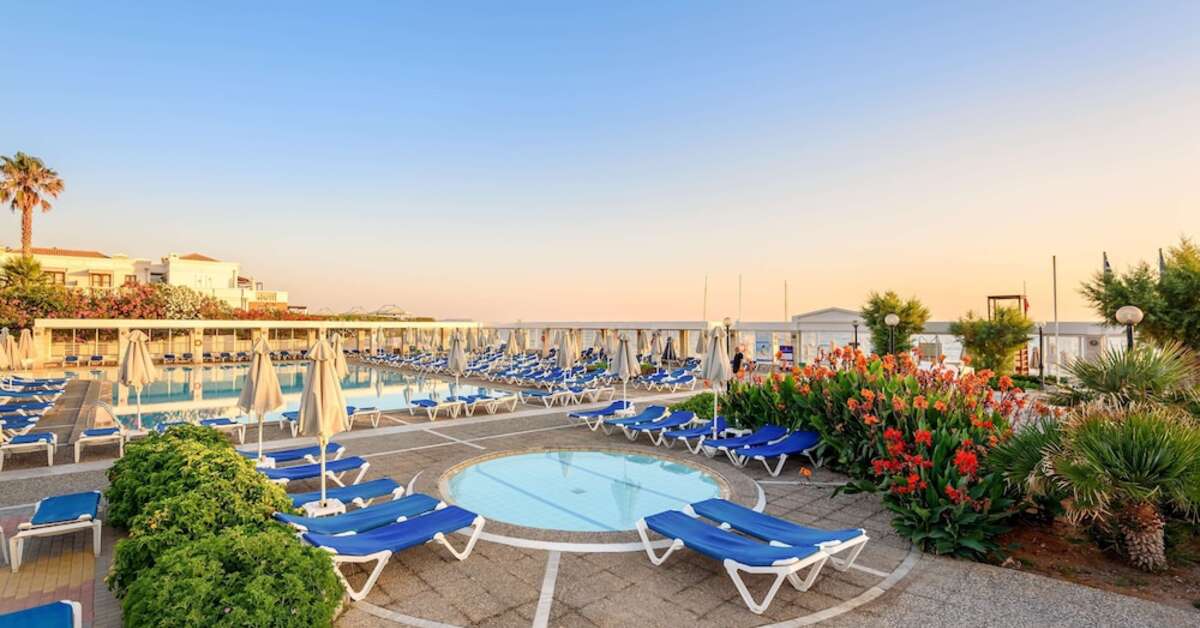 Een foto van het zwembad bij Annabelle Beach Resort