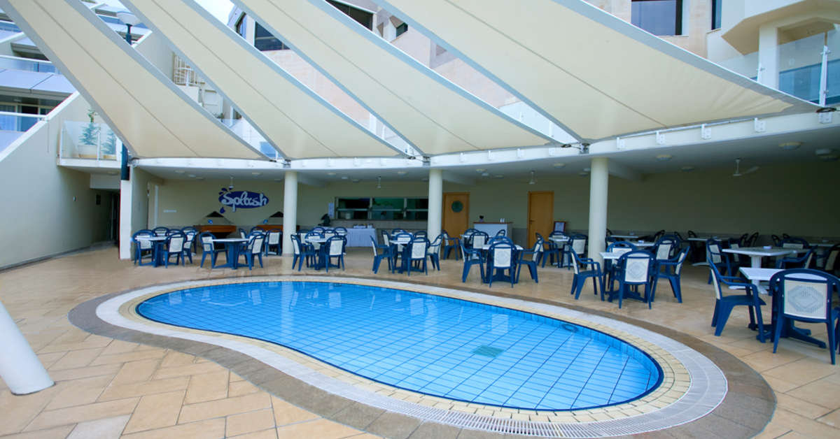 Een foto van het zwembad bij St. Raphael Resort