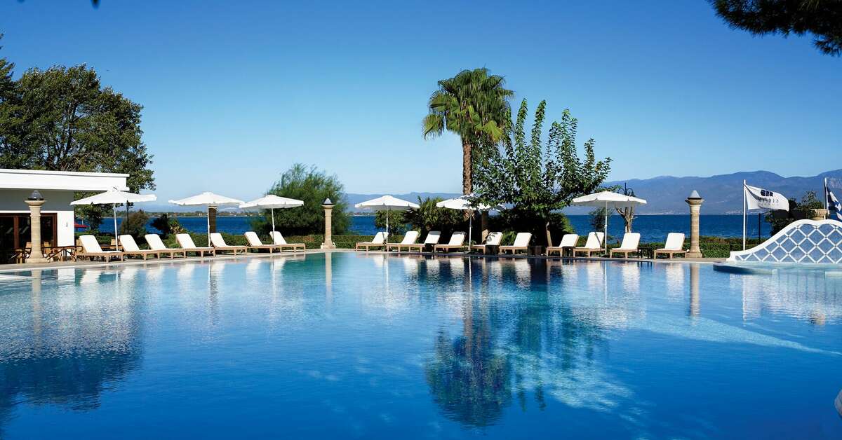 Een foto van het zwembad bij Mitsis Galini Wellness Spa & Resort