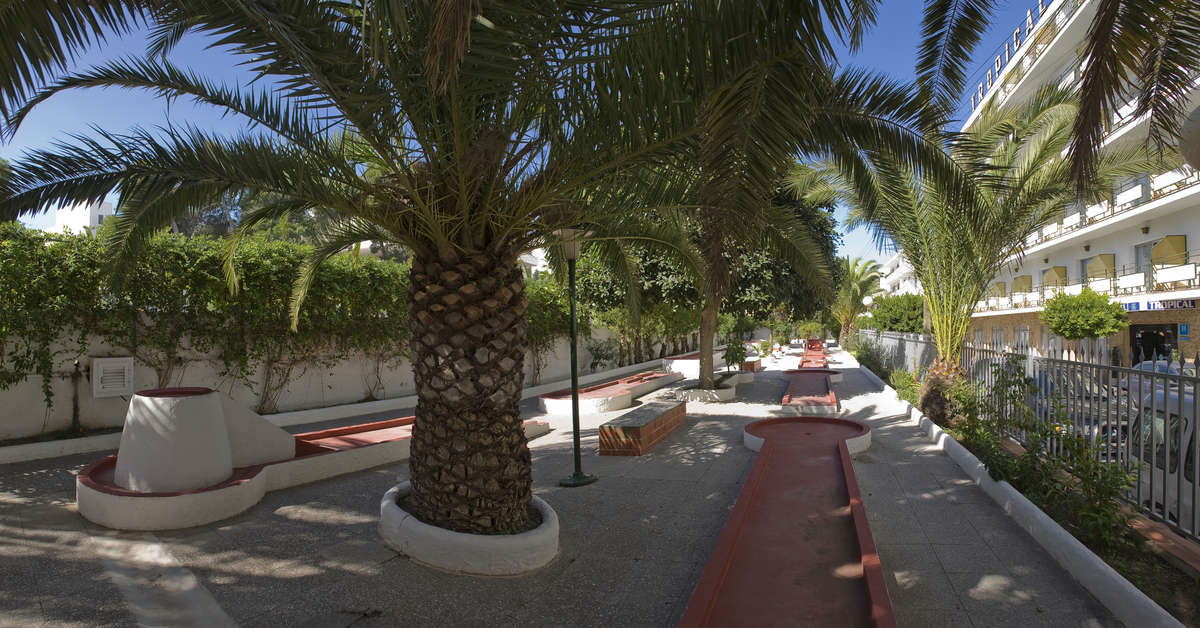 Ein Foto von der Terrasse im Hotel Tropical Ibiza