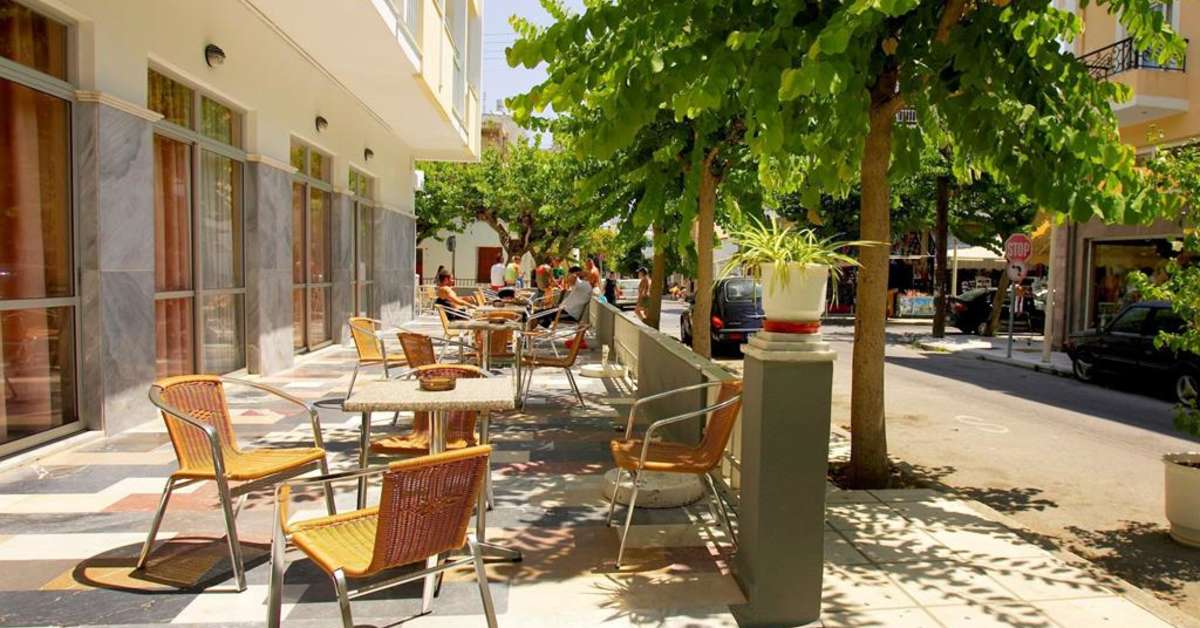 Een foto van het terras bij Paritsa Hotel