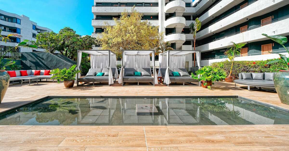 Een foto van het terras bij Hovima Suites Costa Adeje