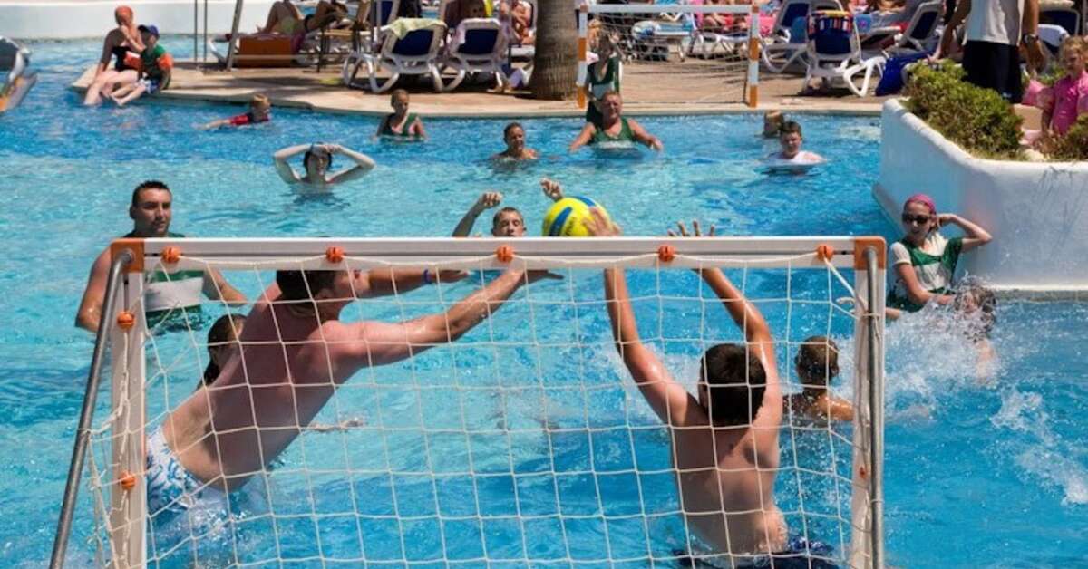 Een foto van het zwembad bij Globales Bouganvilla Aparthotel