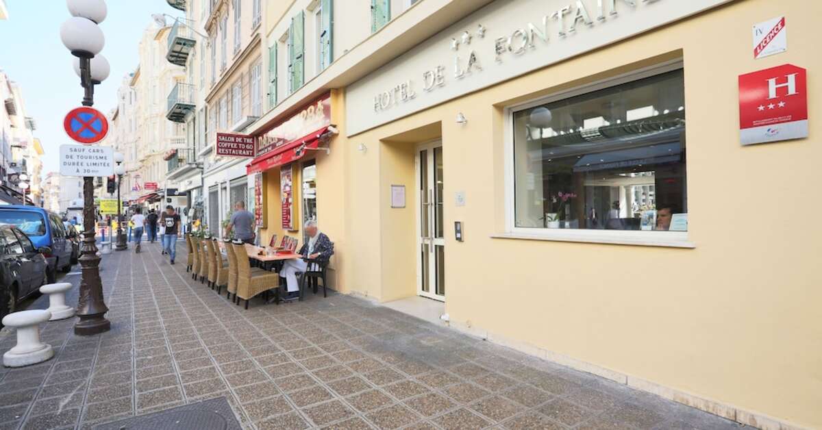 Een foto van de buitenkant van De La Fontaine Hotel