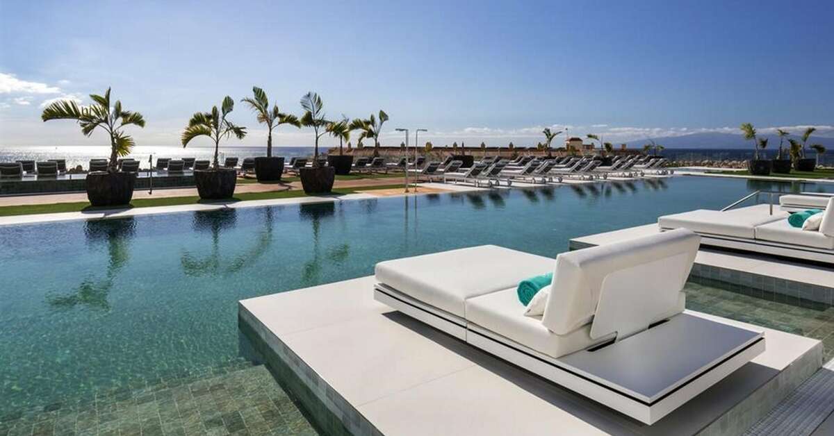 Een foto van het zwembad bij Hotel Royal Hideaway Corales Suites
