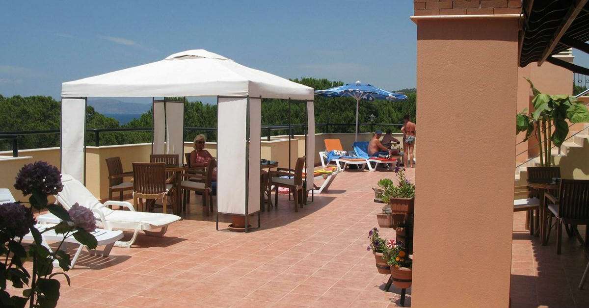 Een foto van het terras bij Rosy Suites