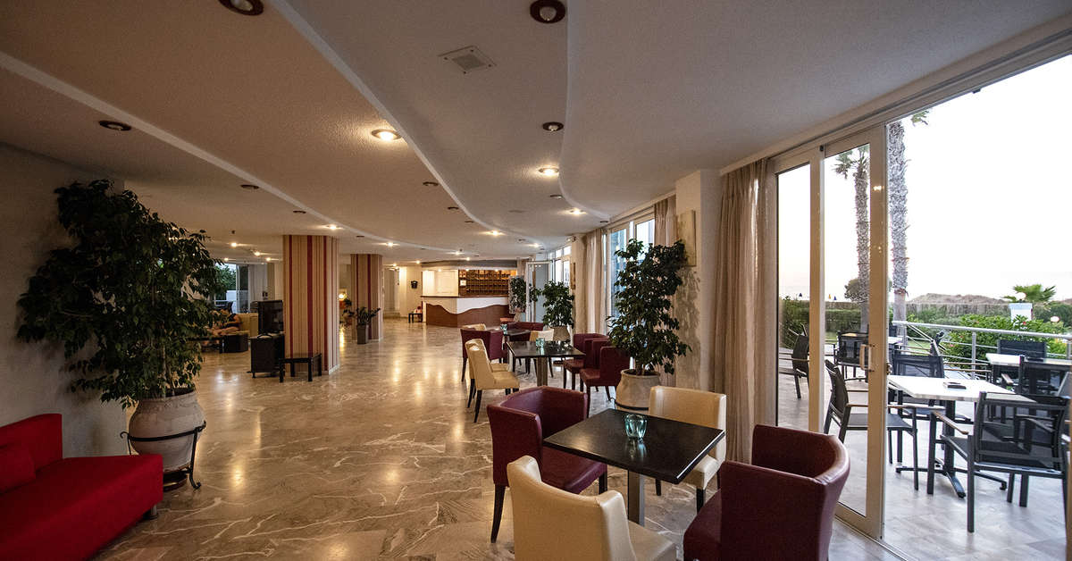 Een foto van het interieur van Costa Angela Seaside Resort