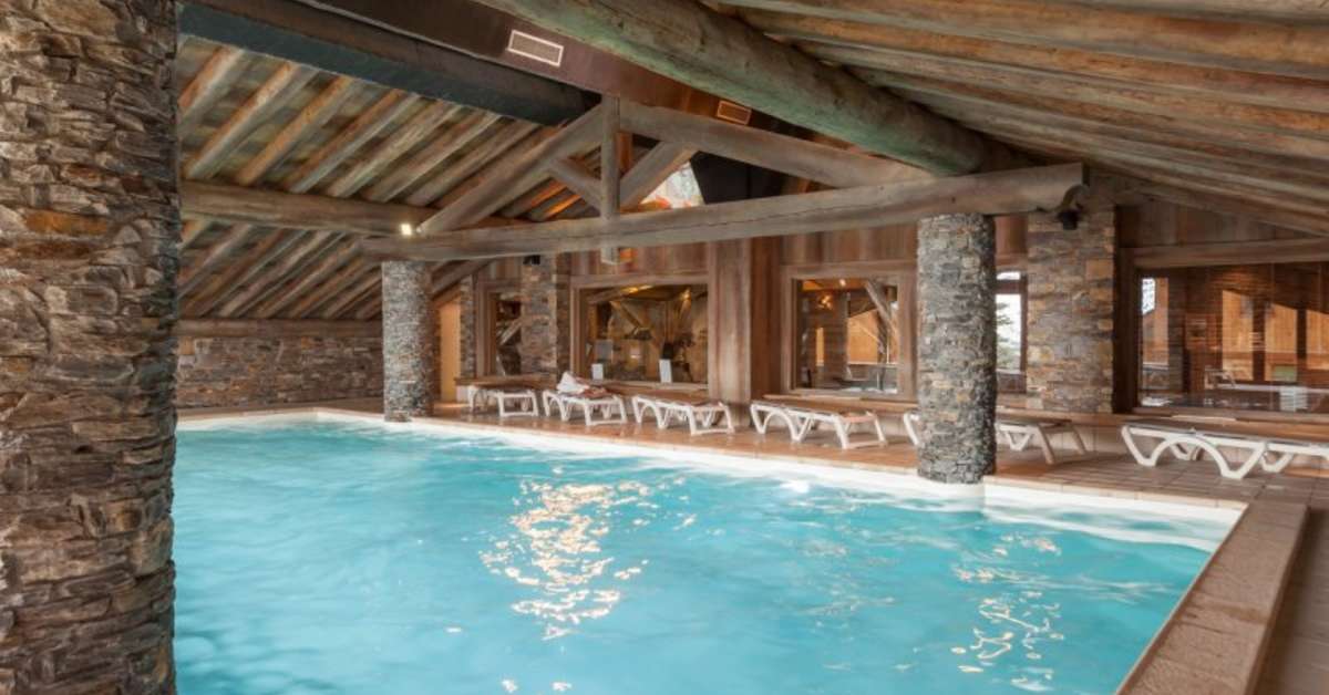 Een foto van het zwembad bij Pierre & Vacances Residence Premium Les Alpages de Reberty