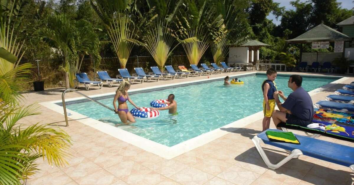 Een foto van het zwembad bij Legends Beach Resort