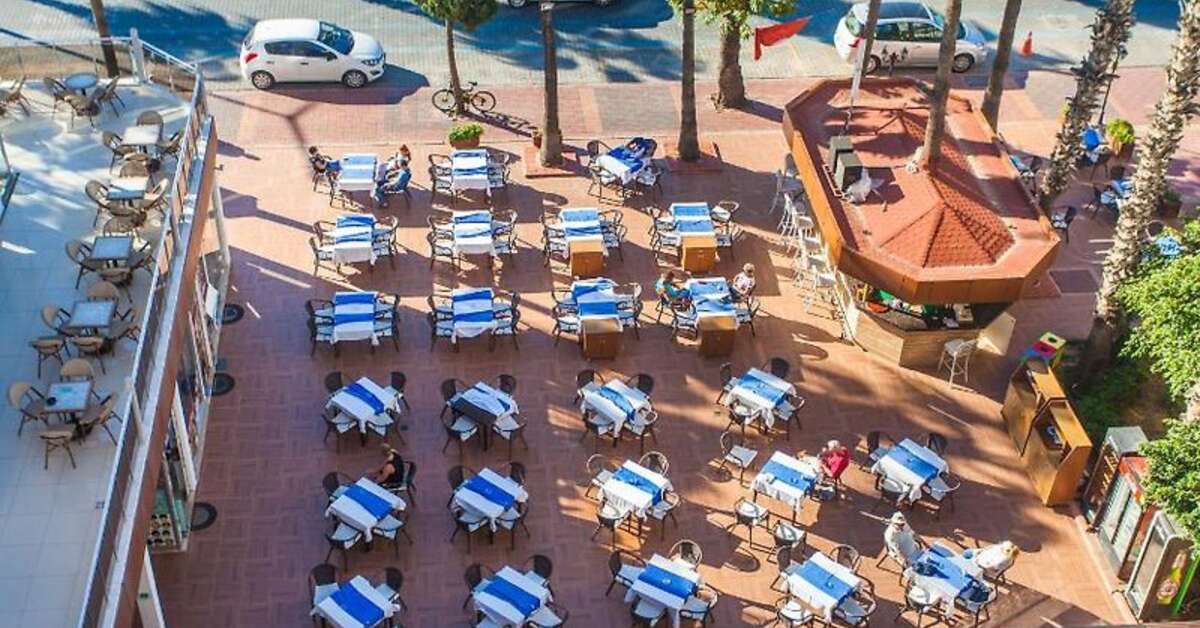 Een foto van het terras bij Eftalia Downtown Hotel
