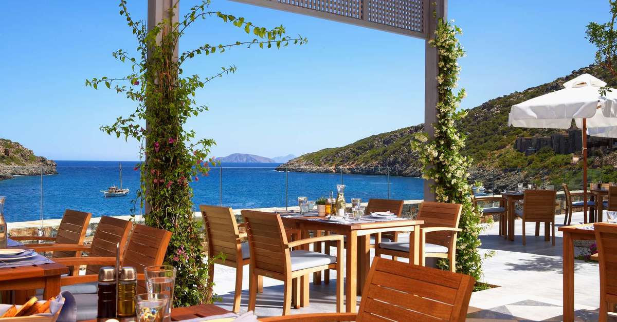 Een foto van het terras bij Daios Cove Luxury Resort & Villas
