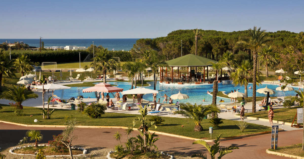 Een foto van het zwembad bij BV Airone Resort
