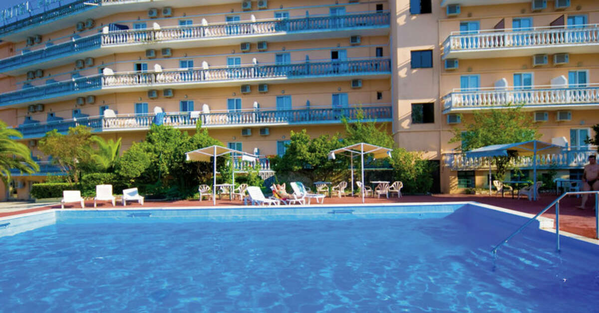 Een foto van het zwembad bij Potamaki Beach Hotel