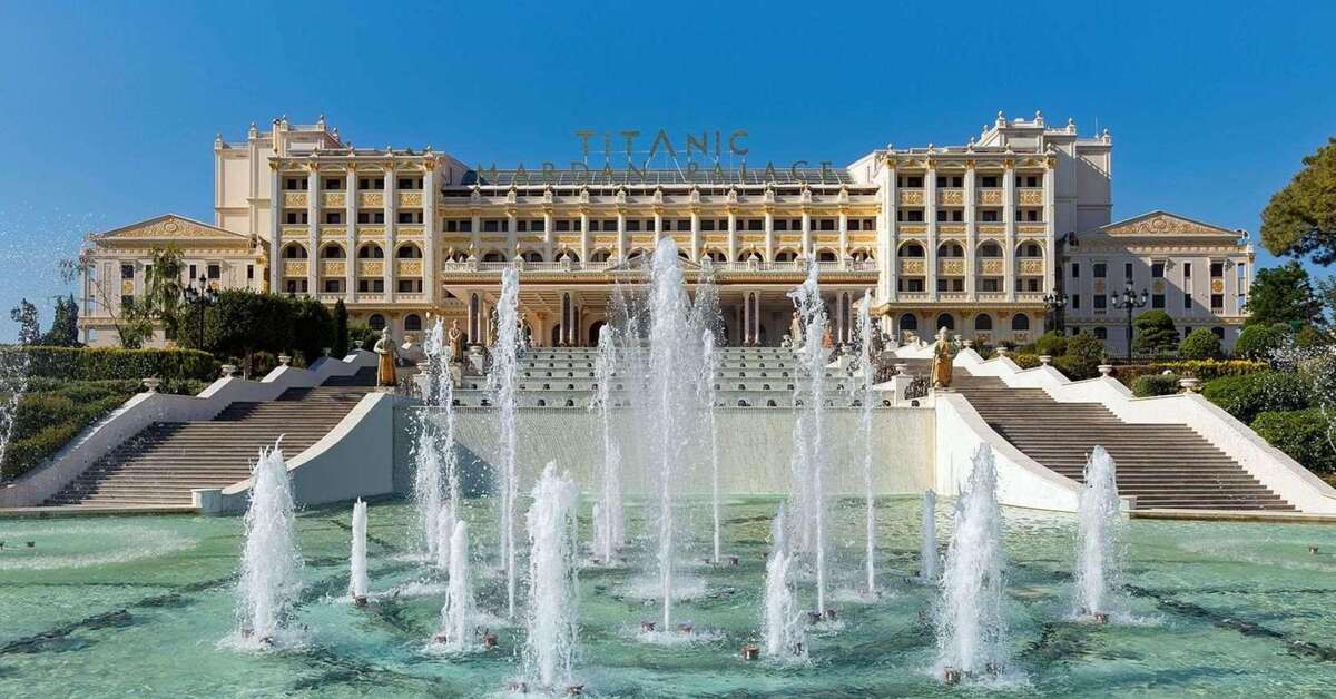 Een foto van de buitenkant van Mardan Palace
