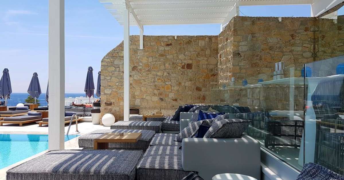 Een foto van het terras bij Myconian Ambassador - Relais & Chateaux