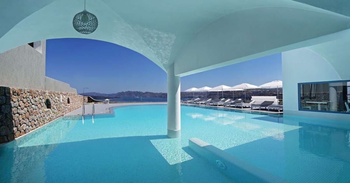 Een foto van het zwembad bij Acroterra Rosa Luxury Suites & Spa