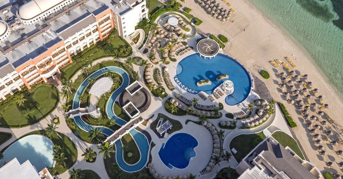 Een foto van het zwembad bij Iberostar Selection Rose Hall Suites