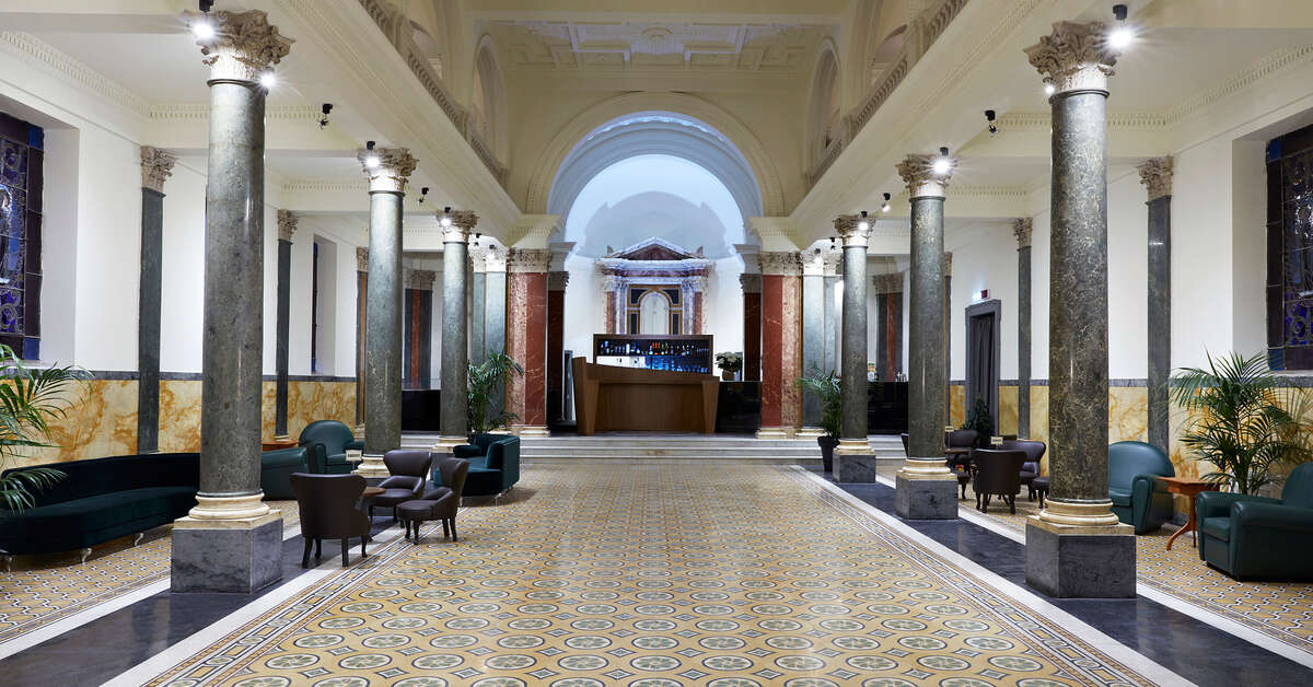 Een foto van het interieur van The Building