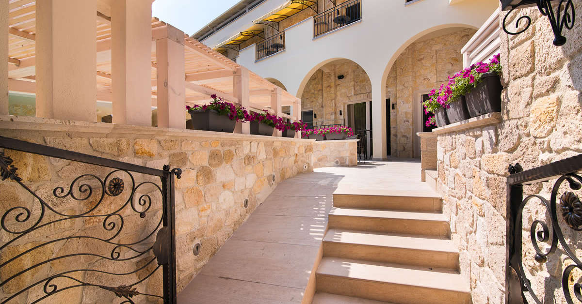 Een foto van de buitenkant van Neikos Mediterraneo Luxury Suites