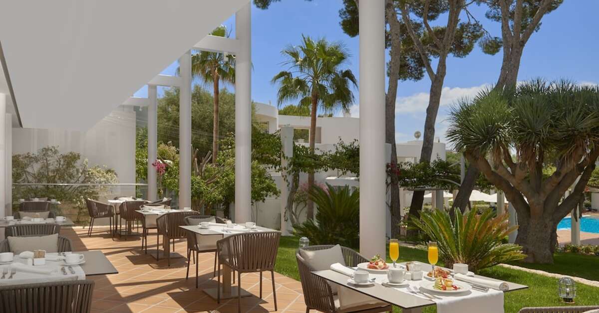 Een foto van het terras bij Melia Cala d'Or Boutique Hotel