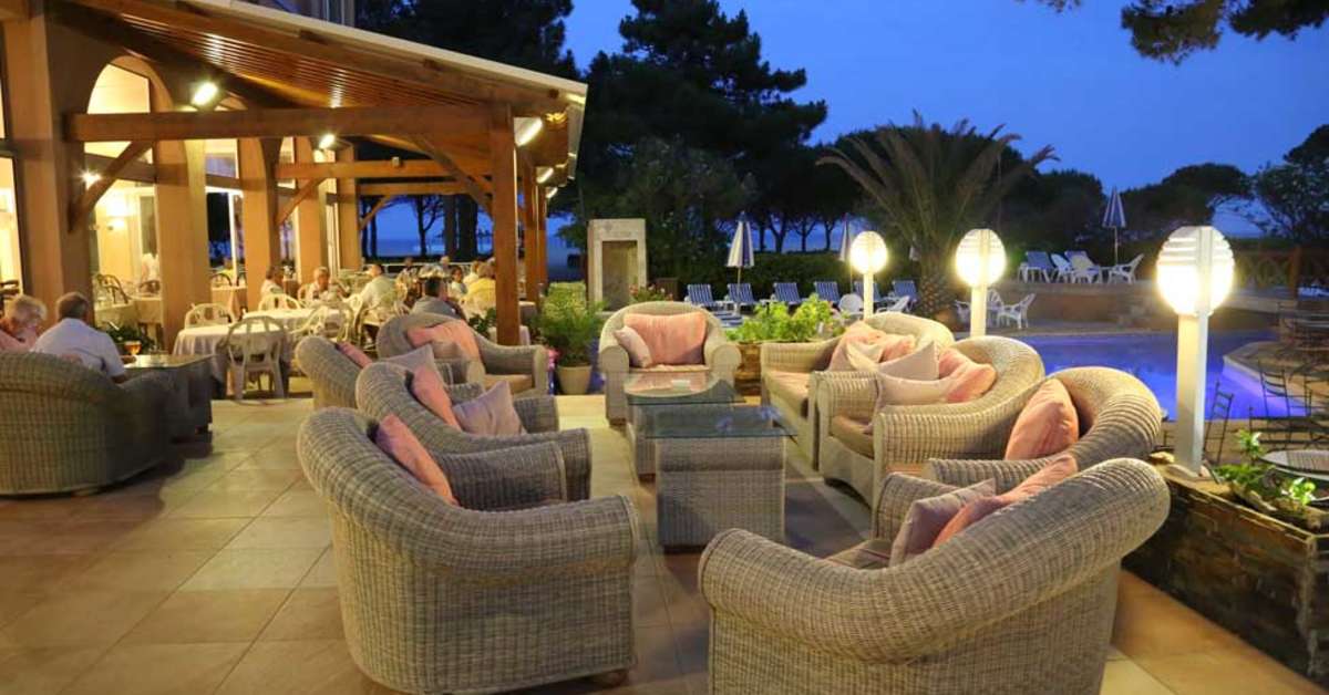 Een foto van het terras bij Le Lido