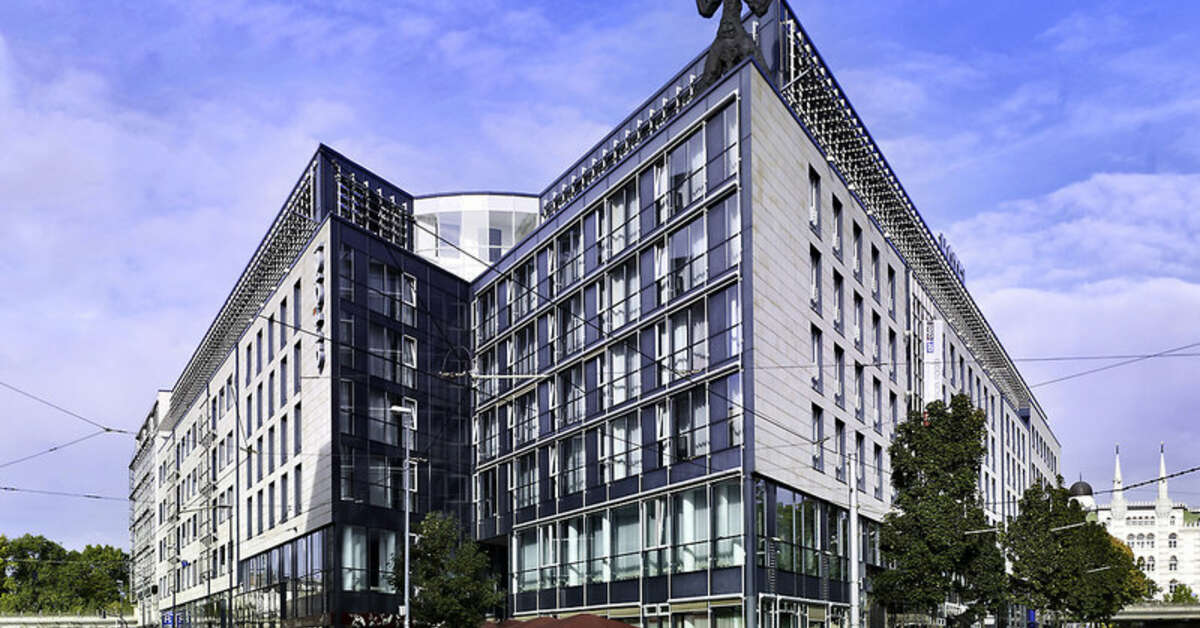 Een foto van de buitenkant van Art'Otel Dresden