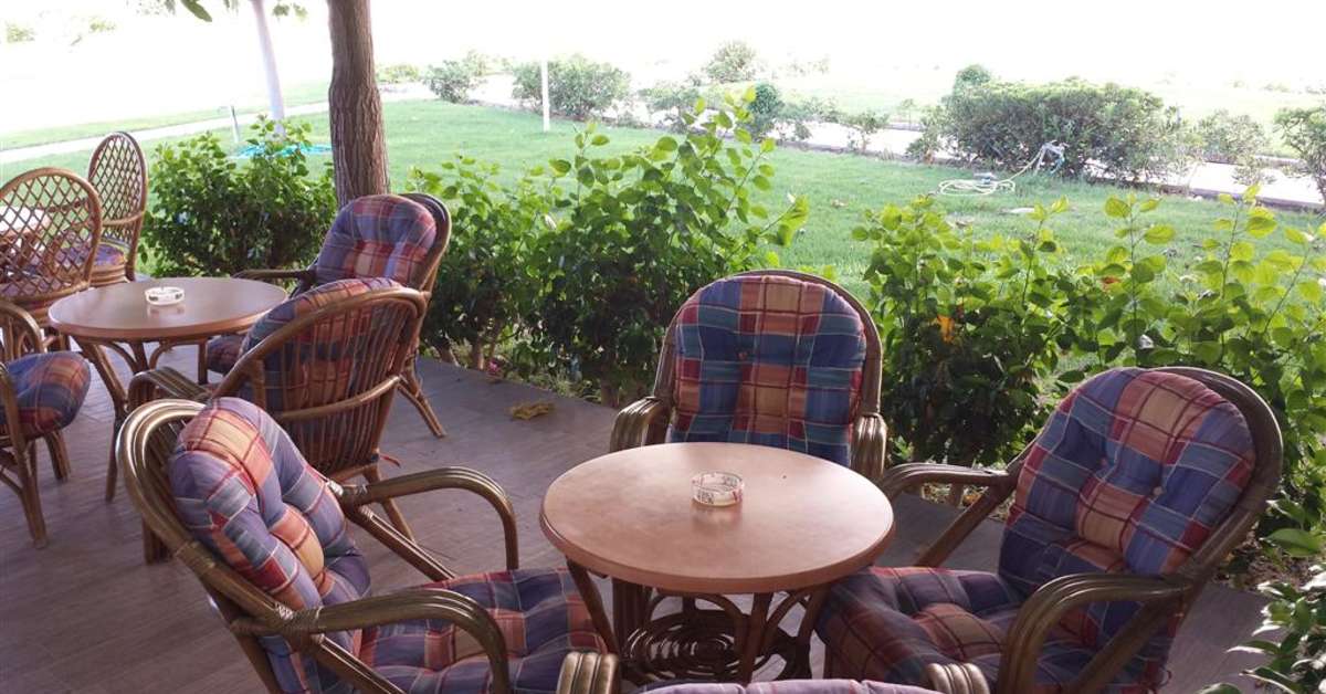Ein Foto von der Terrasse im Zoes Hotel