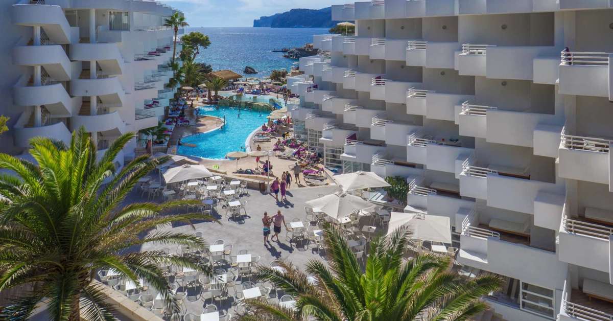 Ein Foto vom Pool im Fergus Style Cala Blanca Suites