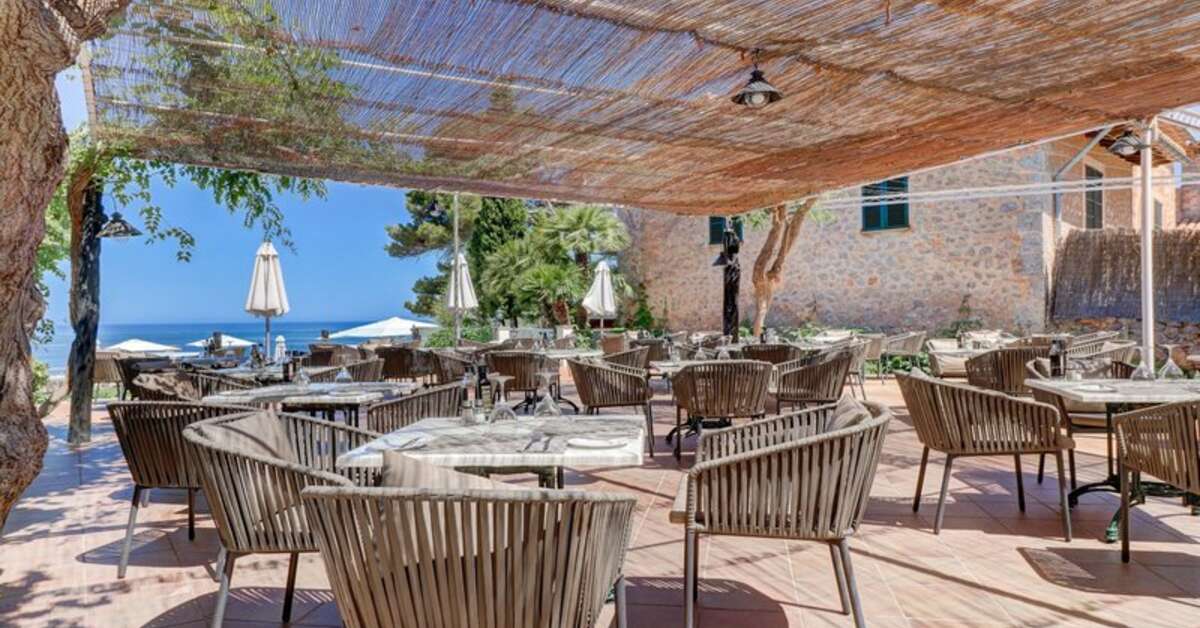 Een foto van het terras bij Hotel Hoposa Costa D'Or